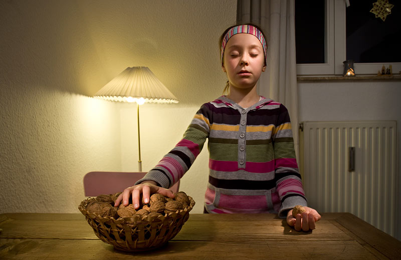 Mädchen mit Nüssen girl with nuts in hand