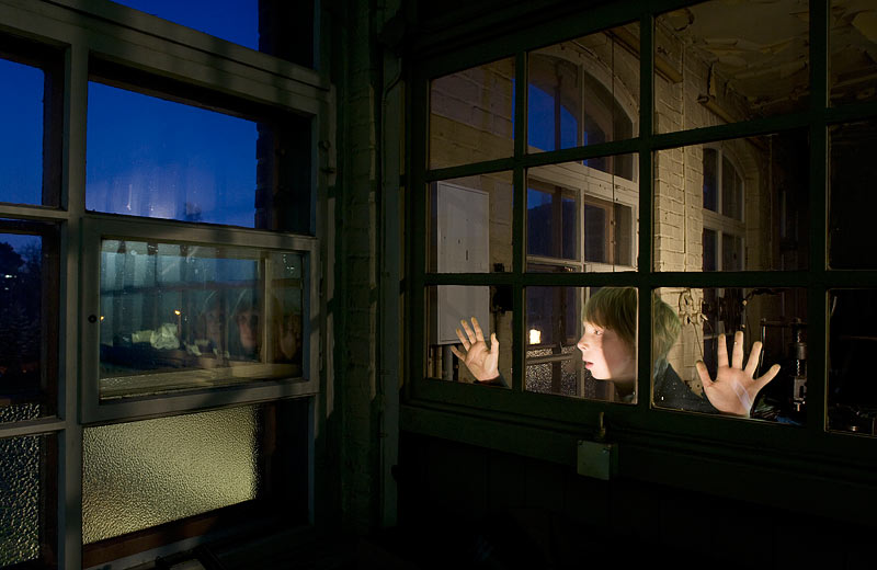 junge schaut auf spiegelbild mirror boy at window
